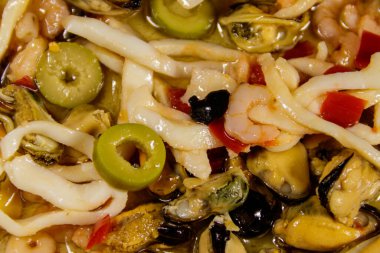 Karides, mürekkep balığı ve midyeli deniz ürünleri salatası.