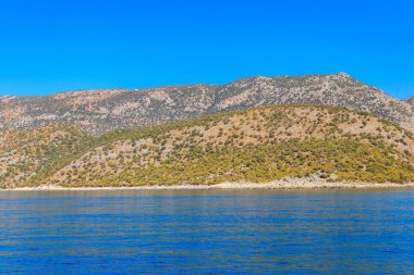 Türkiye 'nin Antalya ilinin Demre ilçesi yakınlarındaki Taurus dağları ve Akdeniz manzarası