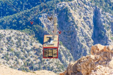 Antalya ilinin Tahtali Dağı 'nın zirvesine giden yolda giden teleferik, Türkiye' nin Antalya kentinde