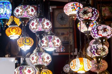 Mağazada Türk mozaik lambaları veya Fas fenerleri var. Doğulu hediyelik eşya dükkanı.