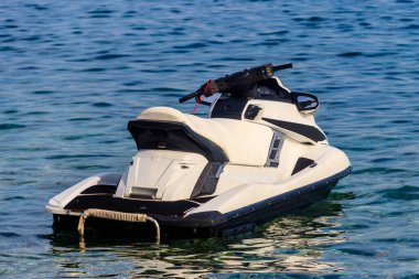Denizde boş bir jet ski. Yaz tatili kavramı