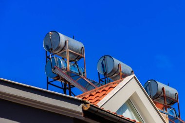 Ev çatısında güneş suyu ısıtıcıları var. Ev için yenilenebilir enerji