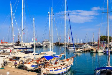 Türkiye 'nin Antalya ilinin Kemer limanındaki beyaz yatlar. Akdeniz 'de Kemer Marina