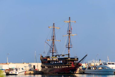 Türkiye 'nin Kemer kentindeki marina limanında stilize edilmiş korsan yatı