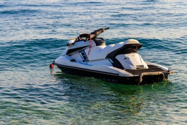 Denizde boş bir jet ski. Yaz tatili kavramı