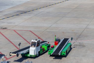 Havaalanında kemer bagaj yükleyici araçlar