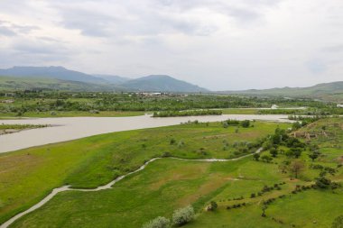Antik mağara şehri Uplistsikhe, Georgia 'dan Kura Nehri ve Kafkas Dağları manzarası
