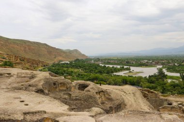 Antik mağara şehri Uplistsikhe, Georgia 'dan Kura Nehri ve Kafkas Dağları manzarası