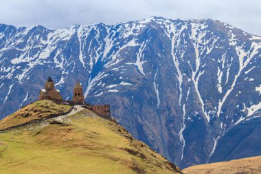 Gergeti Trinity Kilisesi (Tsminda Sameba), Gürcistan 'ın Kafkasya dağlarındaki Gergeti köyü yakınlarındaki Kutsal Üçleme Kilisesi.