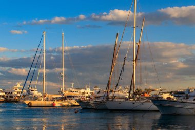 Hurghada, Mısır 'ın deniz limanında beyaz yatlar. Kızıl Deniz 'de turist botları olan liman