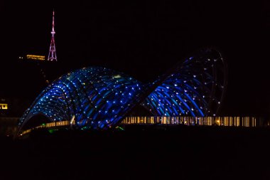 Tiflis 'teki Barış Köprüsü. Gece Kura Nehri üzerindeki yaya köprüsü