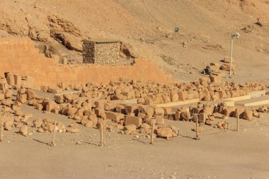 Deir el-Bahri 'deki Hatshepsut tapınağının yanındaki arkeolojik alan. Eski Mısır 'ın Mısır' daki Nil 'in Batı Şeria' sındaki kazıları (antik Teb.