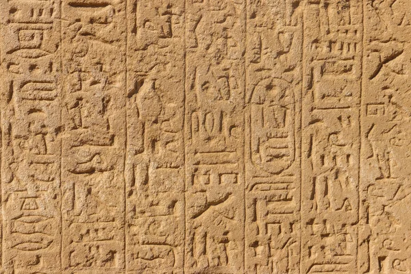 エジプト ルクソールのカルナック神殿複合体の壁に古代エジプトの象形文字 — ストック写真