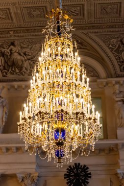 Tavanın altında asılı klasik avize.