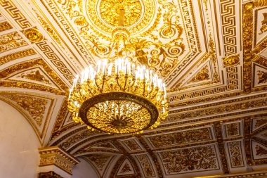 Tavanın altında asılı klasik avize.