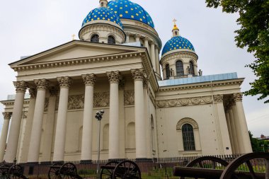 Önünde eski Türk toplarıyla Trinity Katedrali, St. Petersburg, Rusya