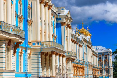Catherine Palace, Rusya 'nın Saint Petersburg eyaletinin 30 km güneyinde, Tsarskoye Selo (Puşkin) kasabasında yer alan bir Rococo sarayıdır. Rus Çarları 'nın yazlık eviydi.