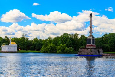 Tsarskoye Selo, Puşkin, Rusya 'daki Catherine Park' ta Chesme sütunu ve Türk hamamı pavyonu
