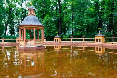 St. Petersburg, Rusya 'daki eski şehir parkındaki hayvanat bahçesi.