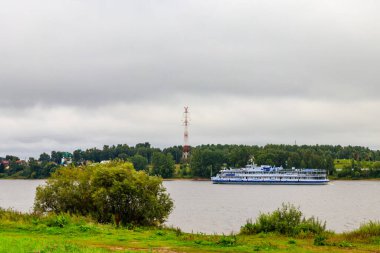 Yolcu gemisi Rusya 'nın Yaroslavl kentindeki Volga nehrinden geçiyor.