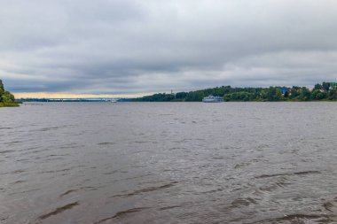 Rusya 'nın Yaroslavl kentindeki Volga nehrinin manzarası