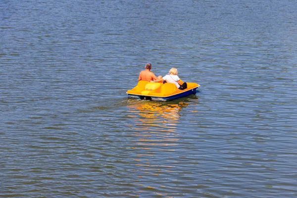 Personas Caballo Barco Pedal Río Khorol Myrhorod Ucrania — Foto de Stock