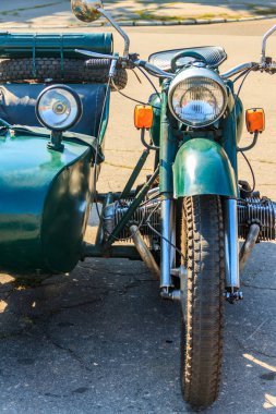 Retro tricar. Şehir caddesinde üç tekerlekli motosiklet