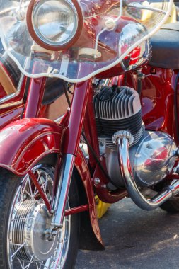 Şehir caddesinde park etmiş motosikletin yakın çekimi.