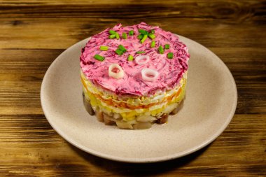 Geleneksel Rus salatası 