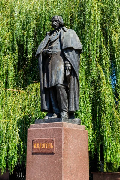 乌克兰Myrhorod的俄罗斯作家Nikolai Gogol纪念碑 — 图库照片