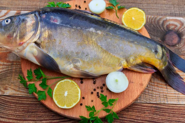 Carpa Cruda Pescado Con Limón Cebolla Pimienta Perejil Sobre Tabla —  Fotos de Stock