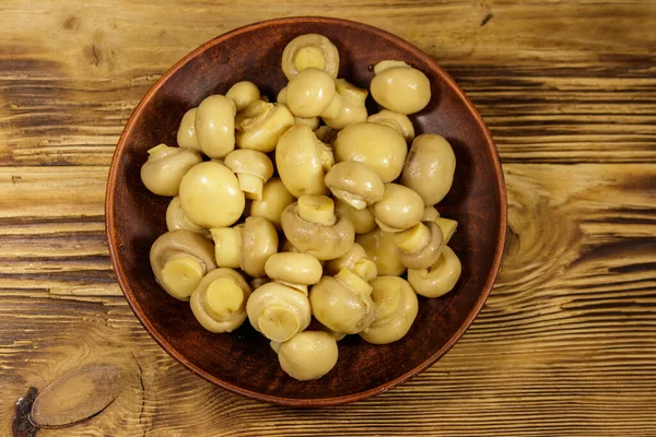 Placa Cerámica Con Champiñones Escabeche Setas Marinadas Sobre Mesa Madera — Foto de Stock