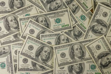 Yüz dolarlık banknotların arka planı.