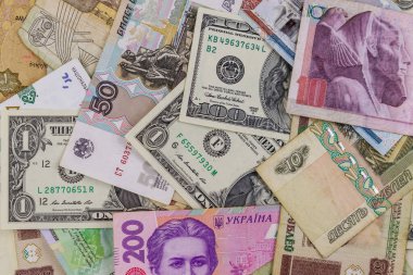 ABD dolarları, Rus rublesi, Beyaz Rusya rublesi, Mısır sterlini ve Ukrayna hrivniası