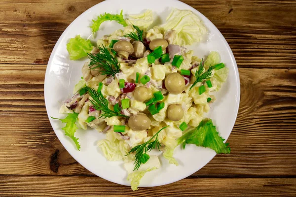 Salată Cartofi Ciuperci Marinate Ouă Ceapă Roșie Maioneză Masă Lemn — Fotografie, imagine de stoc