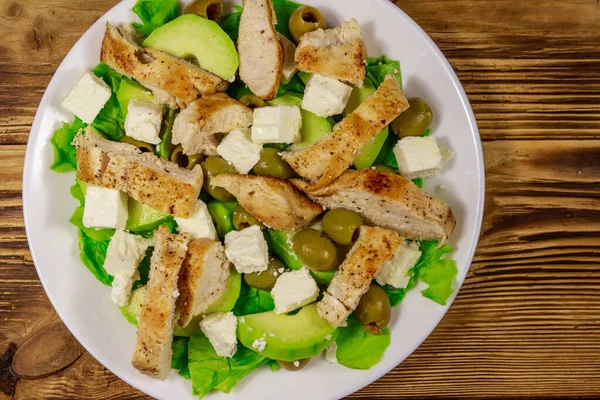 Salada Saborosa Com Peito Frango Frito Azeitonas Verdes Queijo Feta — Fotografia de Stock