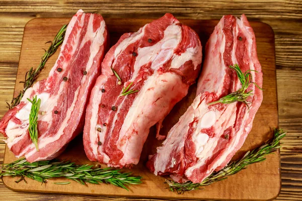 Raw Pork Ribs Spices Rosemary Wooden Table Top View — Stock Photo, Image