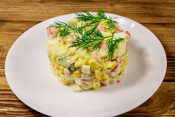 Salat Med Krabbepinner Sukkermais Agurk Egg Majones Trebord – stockfoto