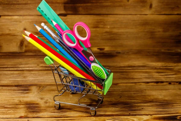 Comprando Útiles Escolares Carro Compras Con Útiles Escolares Sobre Fondo —  Fotos de Stock