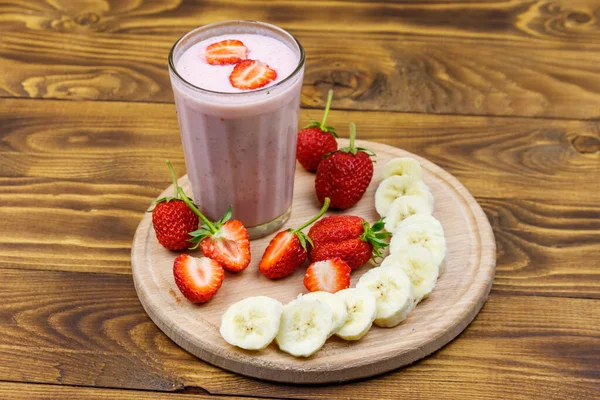 Egy Pohár Friss Epres Banános Smoothie Fából Készült Asztalon — Stock Fotó