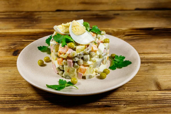 Traditionele Russische Feestelijke Salade Olivier Houten Tafel — Stockfoto