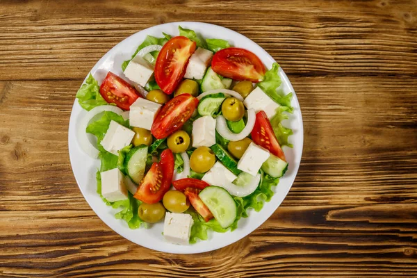 Salada Grega Com Legumes Frescos Queijo Feta Azeitonas Verdes Mesa — Fotografia de Stock