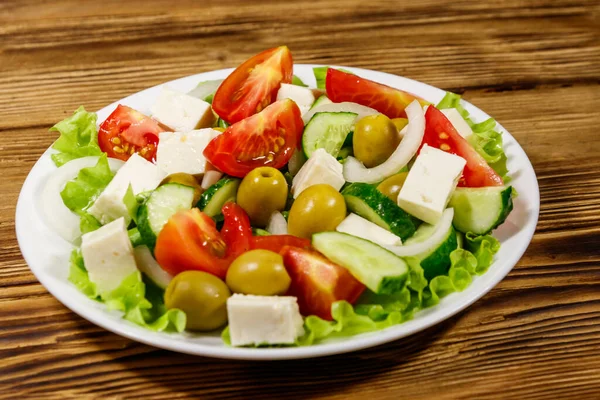 Salada Grega Com Legumes Frescos Queijo Feta Azeitonas Verdes Mesa — Fotografia de Stock