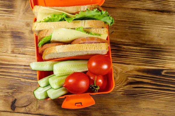 Lunchbox Mit Sandwiches Und Frischem Gemüse Auf Einem Holztisch Ansicht — Stockfoto