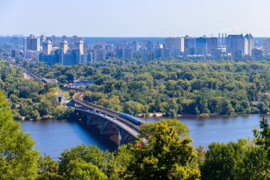 Metro köprüsünün hava görüntüsü ve Ukrayna Kiev 'deki Dinyeper nehri. Kyiv şehir manzarası