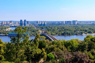 Ukrayna Kiev 'deki Metro Köprüsü ve Dinyeper Nehri' nin havadan görüntüsü. Kyiv şehir manzarası