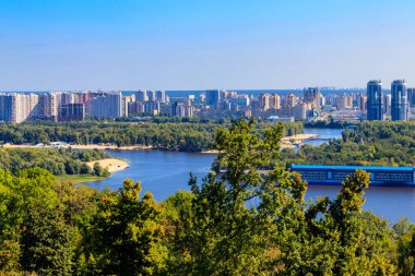 Ukrayna, Kiev 'deki Dinyeper Nehri' nin sol yakasının görüntüsü