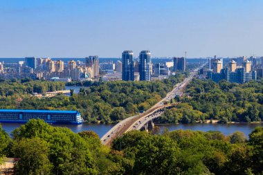 Ukrayna Kiev 'deki Metro Köprüsü ve Dinyeper Nehri' nin havadan görüntüsü. Kyiv şehir manzarası