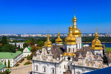 Ukrayna 'daki Kyiv Pechersk Lavra (Kiev Mağara Manastırı) ve Dinyeper Nehri' nin Dormition Katedrali manzarası. Büyük Lavra Çan Kulesi 'nden görüntü