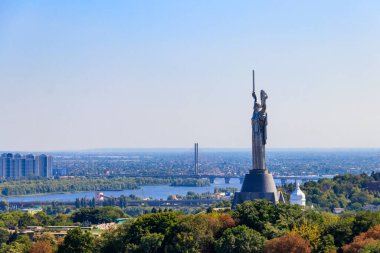 Ukrayna Kiev 'deki Anavatan Anıtı ve Dinyeper Nehri manzarası. Kiev şehir manzarası